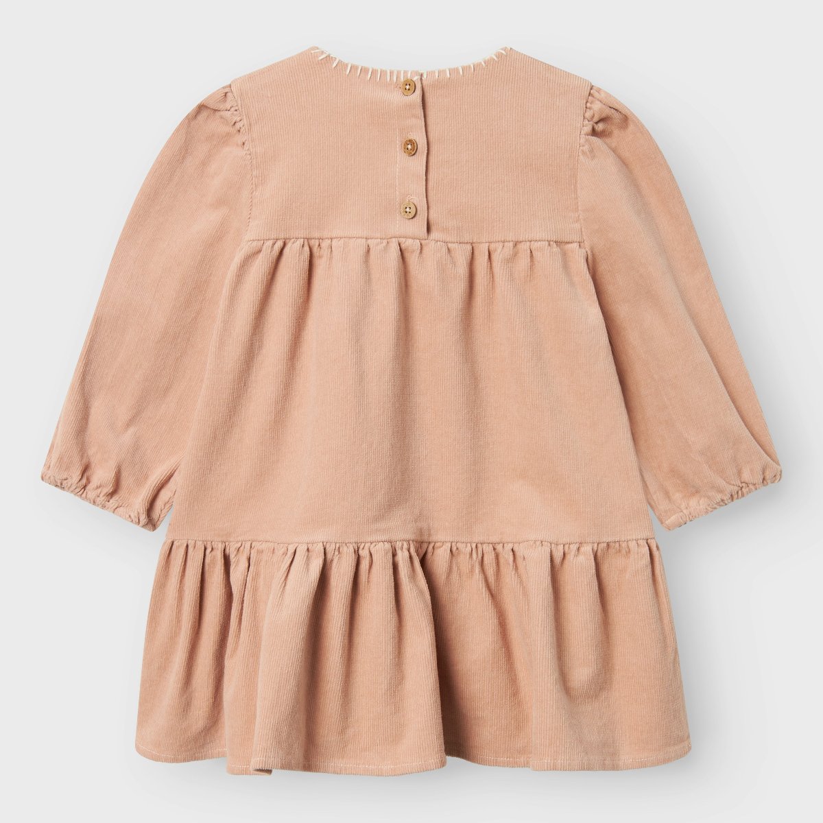 Zeg nu zelf, deze baby revelle cord jurk in de kleur rugby tan van het leuke merk Lil' Atelier is toch onweerstaanbaar?! Je kleintje zal er in dit schattige jurkje superhip uitzien! VanZus