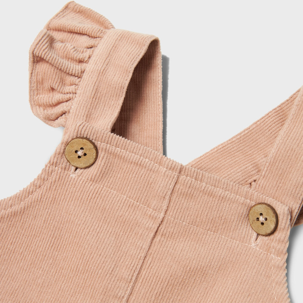 Zeg nu zelf, deze baby revelle cord overall in de kleur rugby tan van het leuke merk Lil' Atelier is toch onweerstaanbaar?! Je kleintje zal er in dit schattige pakje superhip uitzien! VanZus