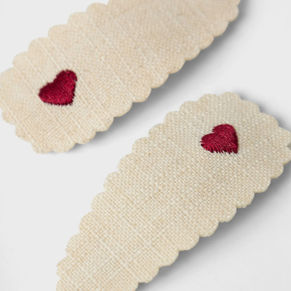 Geef de outfit van je kind een stijlvolle finishing touch met deze Lil' Atelier olala haarspeldjes in de print turtledove heart spiced apple. Deze 2-pack is perfect voor zowel dagelijkse outfits als speciale gelegenheden, dankzij het mooie en speelse ontwerp. VanZus