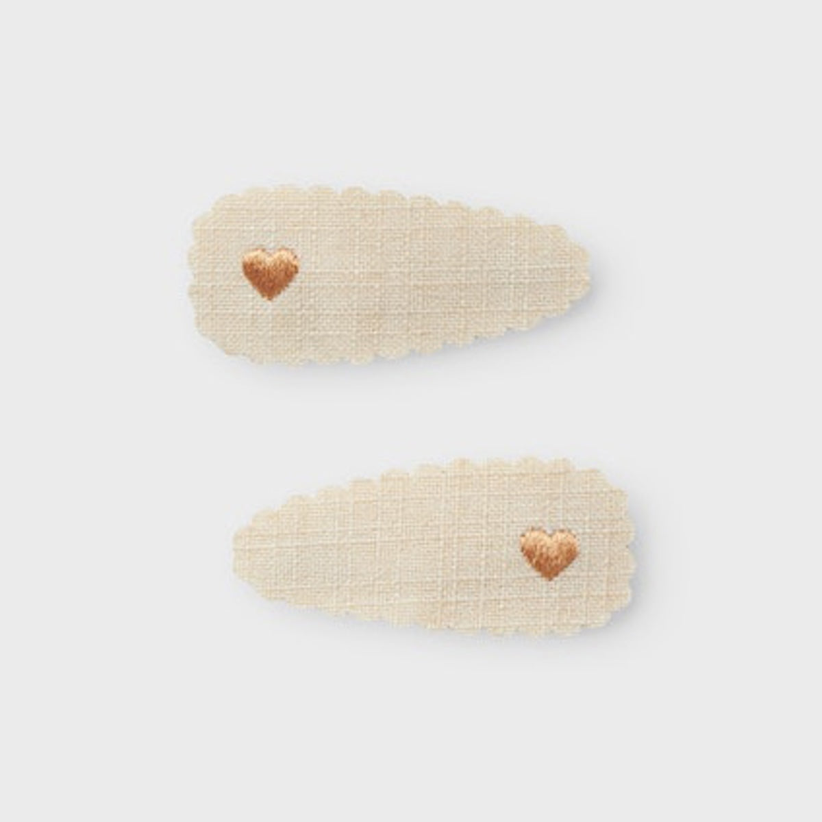 Geef de outfit van je kind een stijlvolle finishing touch met deze Lil' Atelier olala haarspeldjes in de print turtledove heart sand collar. Deze 2-pack is perfect voor zowel dagelijkse outfits als speciale gelegenheden, dankzij het mooie en speelse ontwerp. VanZus