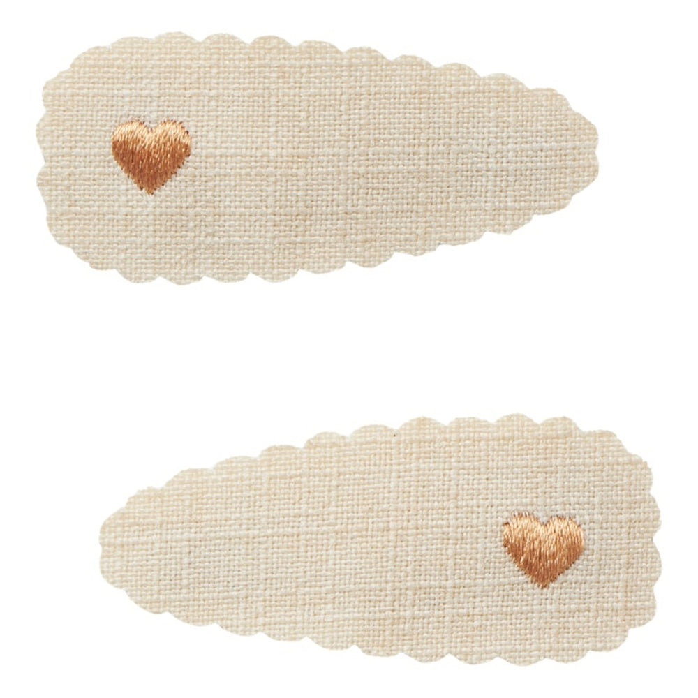 Geef de outfit van je kind een stijlvolle finishing touch met deze Lil' Atelier olala haarspeldjes in de print turtledove heart sand collar. Deze 2-pack is perfect voor zowel dagelijkse outfits als speciale gelegenheden, dankzij het mooie en speelse ontwerp. VanZus