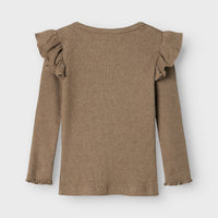 Een prachtige basic: de Lil' Atelier sophia slim shirt in de kleur shitake. Het shirt heeft een slim fit pasvorm en een elegante O-hals. VanZus