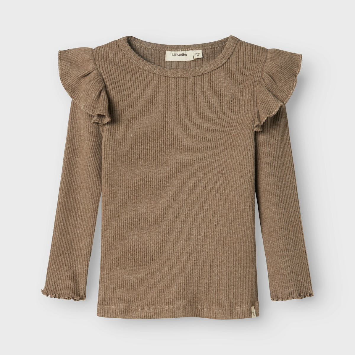 Een prachtige basic: de Lil' Atelier sophia slim shirt in de kleur shitake. Het shirt heeft een slim fit pasvorm en een elegante O-hals. VanZus