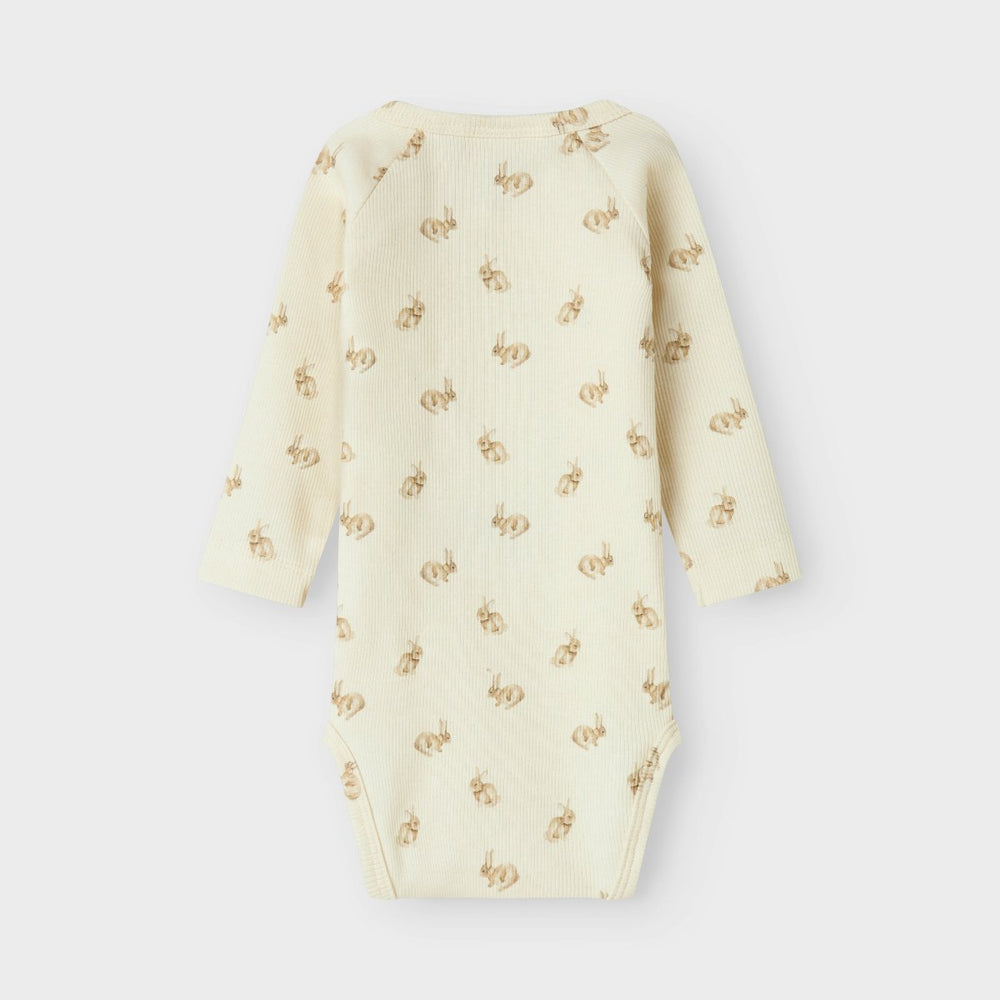 Hoe enorm schattig is dit lavo emo longsleeve wrap body in de kleur turtledove rabbit van het lieve merk Lil' Atelier?! Dit schattige rompertje is perfect voor je baby en wil je het liefst elke dag aandoen bij je kleintje, zo leuk is hij! VanZus