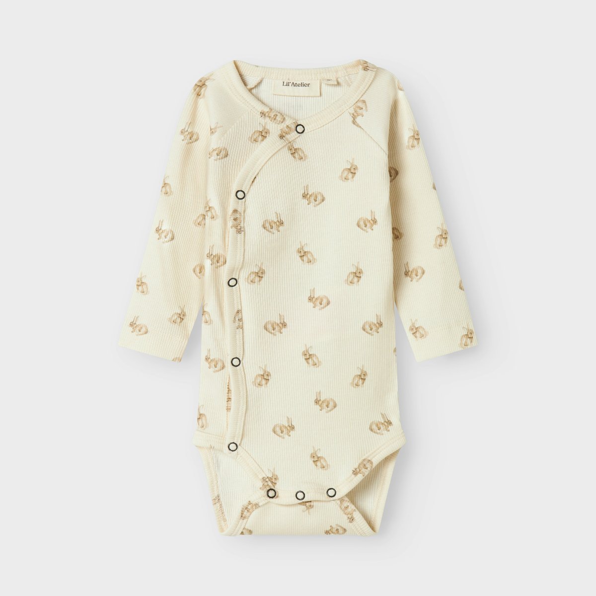 Hoe enorm schattig is dit lavo emo longsleeve wrap body in de kleur turtledove rabbit van het lieve merk Lil' Atelier?! Dit schattige rompertje is perfect voor je baby en wil je het liefst elke dag aandoen bij je kleintje, zo leuk is hij! VanZus