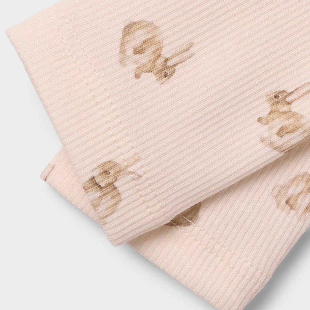 Hoe enorm schattig is deze lavo emo slim legging in de kleur turtledove rabbit van het lieve merk Lil' Atelier?! Deze schattige legging is perfect voor je baby of peuter en wil je het liefst elke dag aandoen bij je kleintje, zo leuk is hij! VanZus