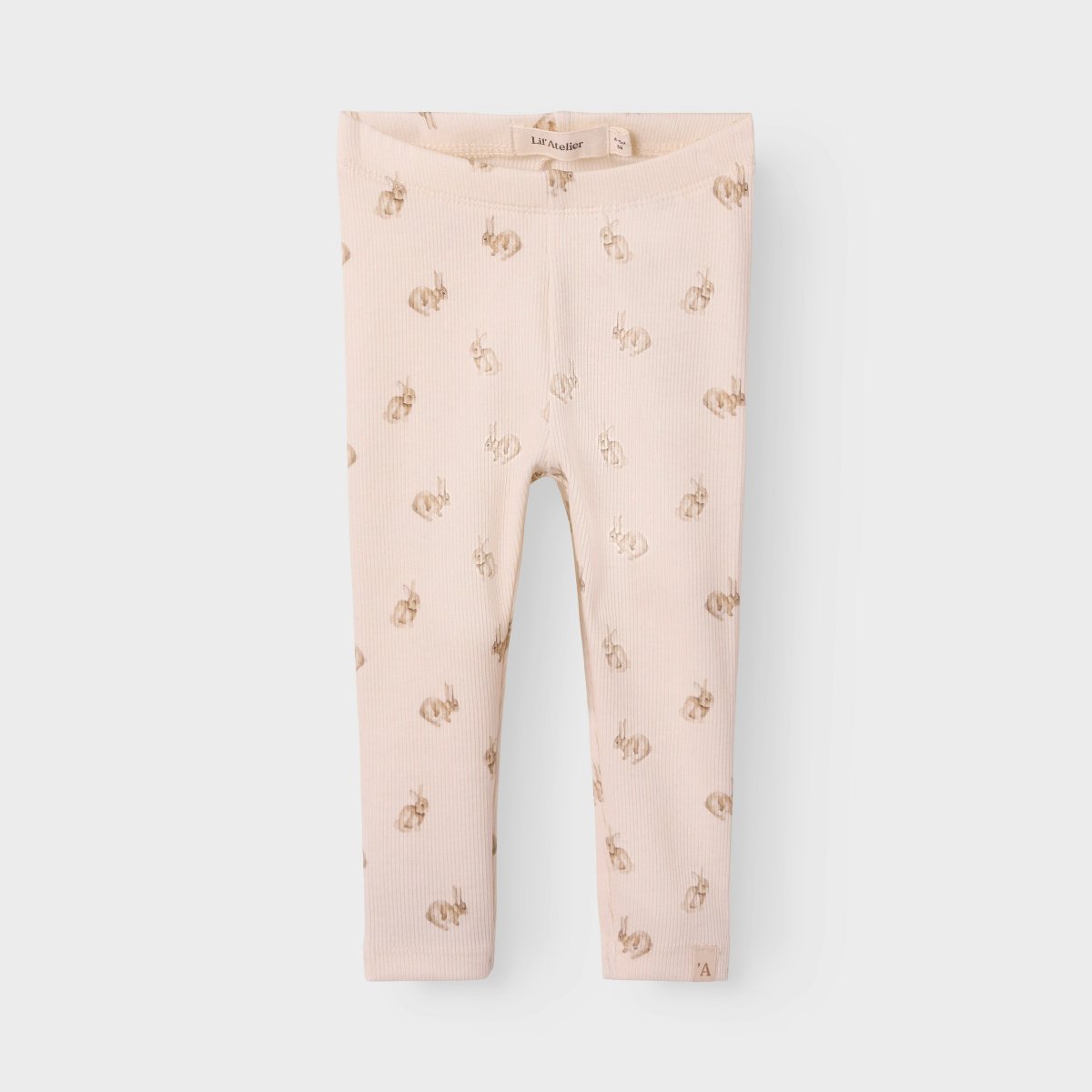 Hoe enorm schattig is deze lavo emo slim legging in de kleur turtledove rabbit van het lieve merk Lil' Atelier?! Deze schattige legging is perfect voor je baby of peuter en wil je het liefst elke dag aandoen bij je kleintje, zo leuk is hij! VanZus