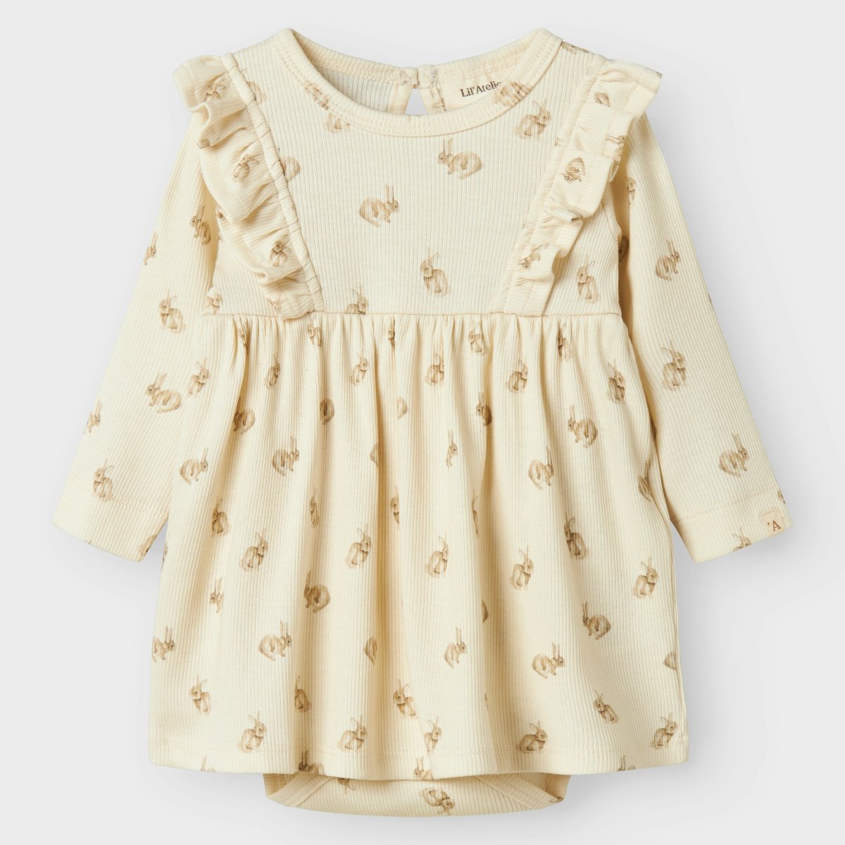 Hoe enorm schattig is dit lavo emo longsleeve body jurkje in de kleur turtledove rabbit van het lieve merk Lil' Atelier?! Dit schattige jurkje is perfect voor je baby of peuter, maar wil je het liefst elke dag aandoen bij je kleintje, zo leuk is hij! VanZus