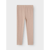 Hoe schattig is deze legging in een prachtige beige kleur? De raja sky legging in de kleur shadow gray van het merk Lil' Atelier is ontzettend zacht, zit comfortabel én ziet er geweldig uit! VanZus