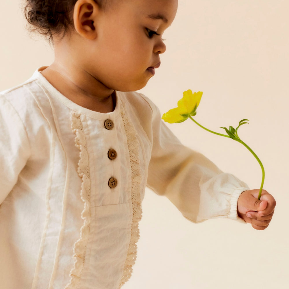 Dit schattige torina loose shirt in de variant turtledove van het merk Lil' Atelier is een prachtig item voor in de kledingkast van je kleintje. Dit topje is perfect om diverse leuke outfits mee te maken en zit ook nog eens super comfortabel! VanZus