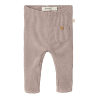 Hoe schattig is deze legging in een prachtige beige kleur? De raja sky slim legging in de kleur shadow grey van het merk Lil' Atelier is ontzettend zacht, zit comfortabel én ziet er geweldig uit! VanZus