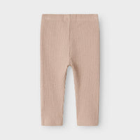 Hoe schattig is deze legging in een prachtige beige kleur? De raja sky slim legging in de kleur shadow grey van het merk Lil' Atelier is ontzettend zacht, zit comfortabel én ziet er geweldig uit! VanZus