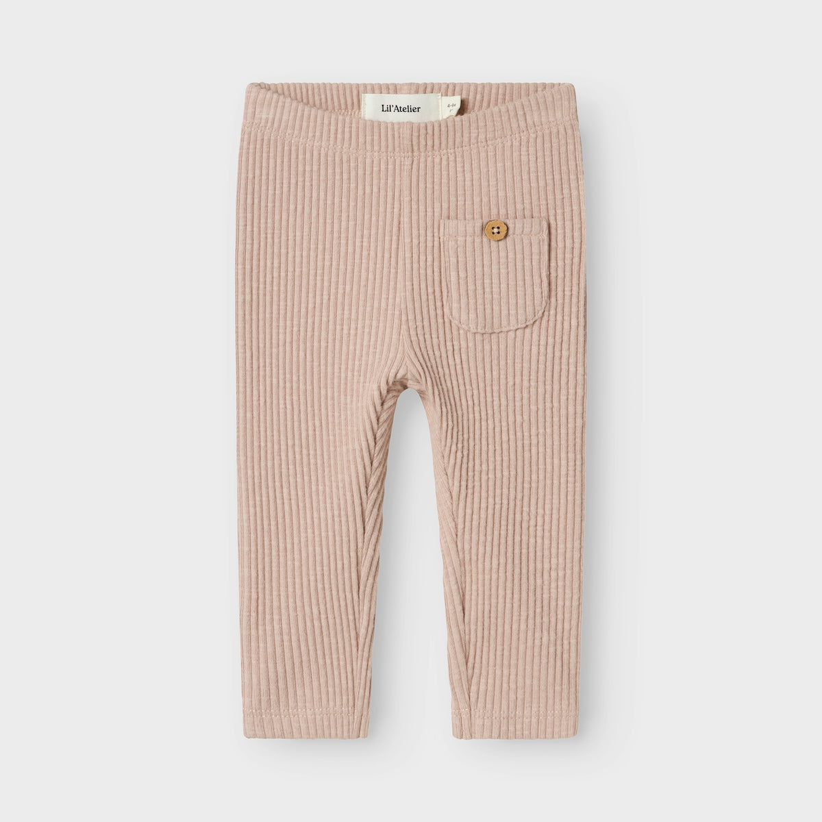 Hoe schattig is deze legging in een prachtige beige kleur? De raja sky slim legging in de kleur shadow grey van het merk Lil' Atelier is ontzettend zacht, zit comfortabel én ziet er geweldig uit! VanZus