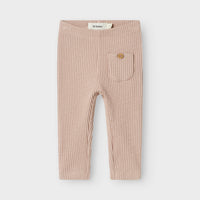 Hoe schattig is deze legging in een prachtige beige kleur? De raja sky slim legging in de kleur shadow grey van het merk Lil' Atelier is ontzettend zacht, zit comfortabel én ziet er geweldig uit! VanZus