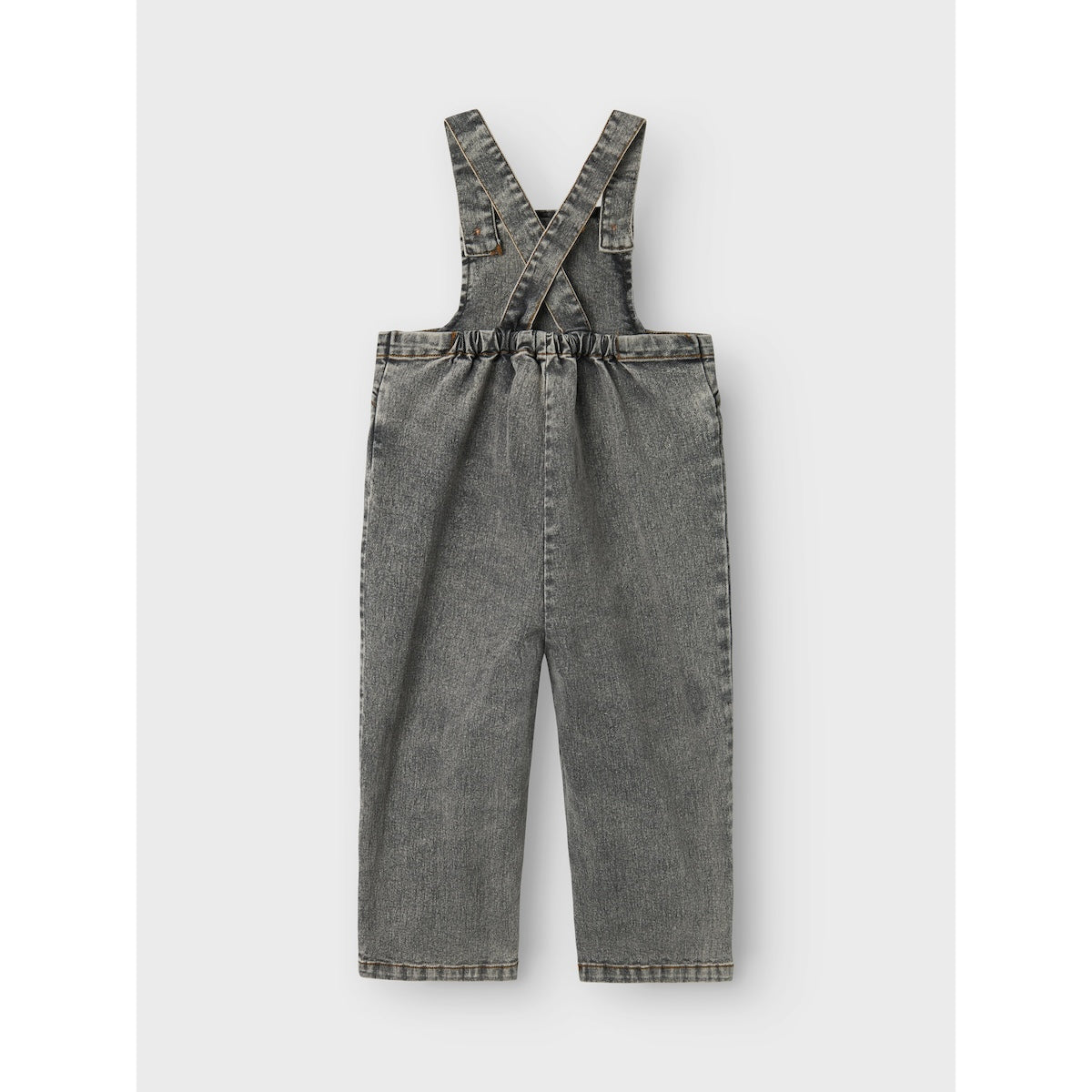 Ga voor een comfortabele en trendy look met deze schattige tems denim overall van het hippe merk Lil' Atelier. Deze hippe overall biedt je kindje extra bewegingsvrijheid en is een echte must have voor comfortabele en trendy looks! VanZus