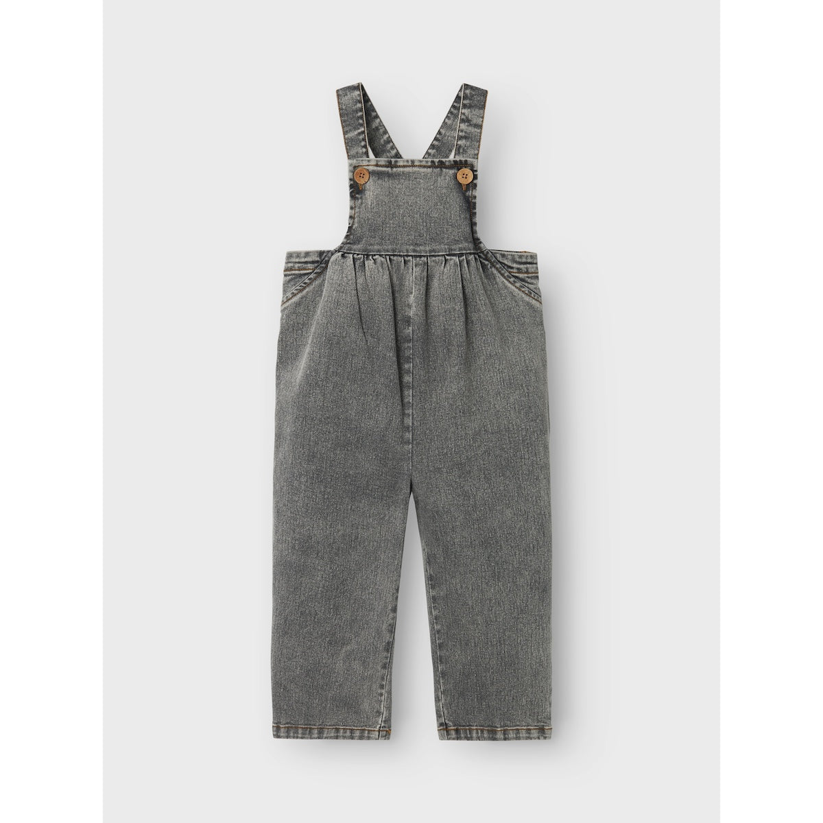 Ga voor een comfortabele en trendy look met deze schattige tems denim overall van het hippe merk Lil' Atelier. Deze hippe overall biedt je kindje extra bewegingsvrijheid en is een echte must have voor comfortabele en trendy looks! VanZus