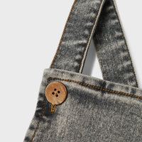 Ga voor een comfortabele en trendy look met deze schattige tems denim overall van het hippe merk Lil' Atelier. Deze hippe overall biedt je kindje extra bewegingsvrijheid en is een echte must have voor comfortabele en trendy looks! VanZus