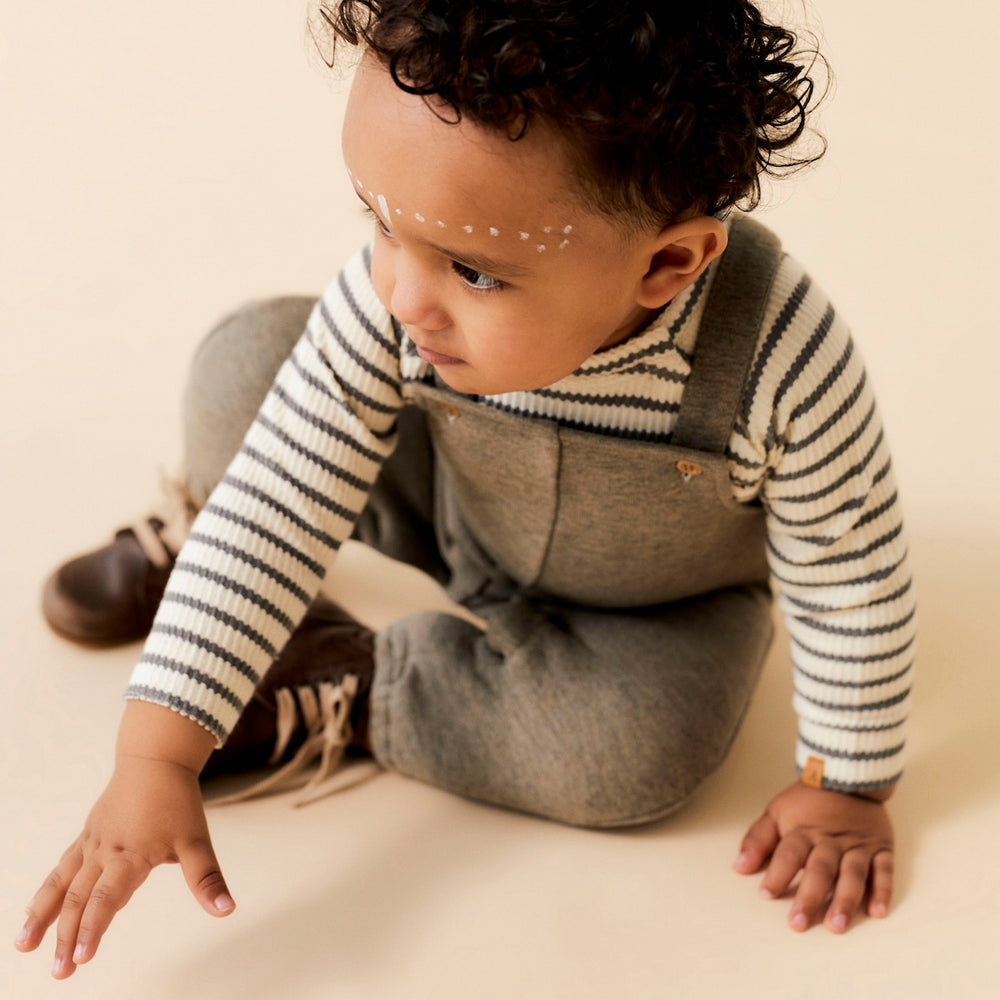 Hoe superschattig is dit tadeo rompertje in de kleur turtledove pewter van het merk Lil' Atelier?! Dit leuke rompertje is de ideale basic voor diverse outfits en zit ook nog eens heel comfortabel! VanZus