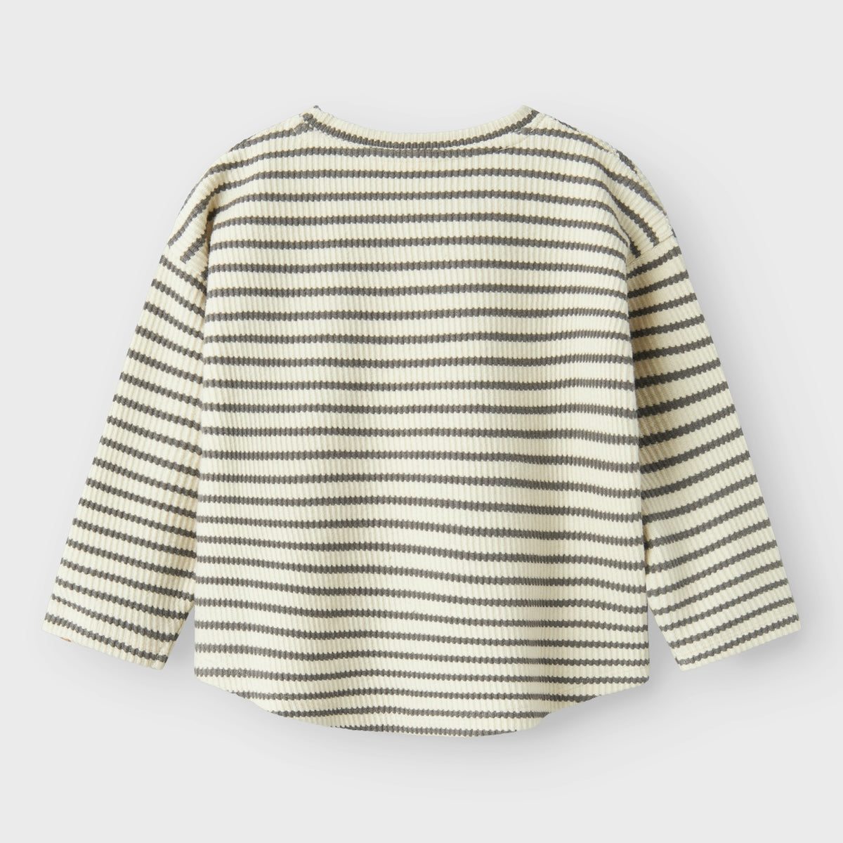 Een fijn t-shirt is altijd een goede basic om in de kast te hebben hangen van je kleintje. Dit lieve tadeo ls shirt in de kleur turtledove basic zit enorm comfortabel en ziet er ook nog eens heel hip uit! VanZus