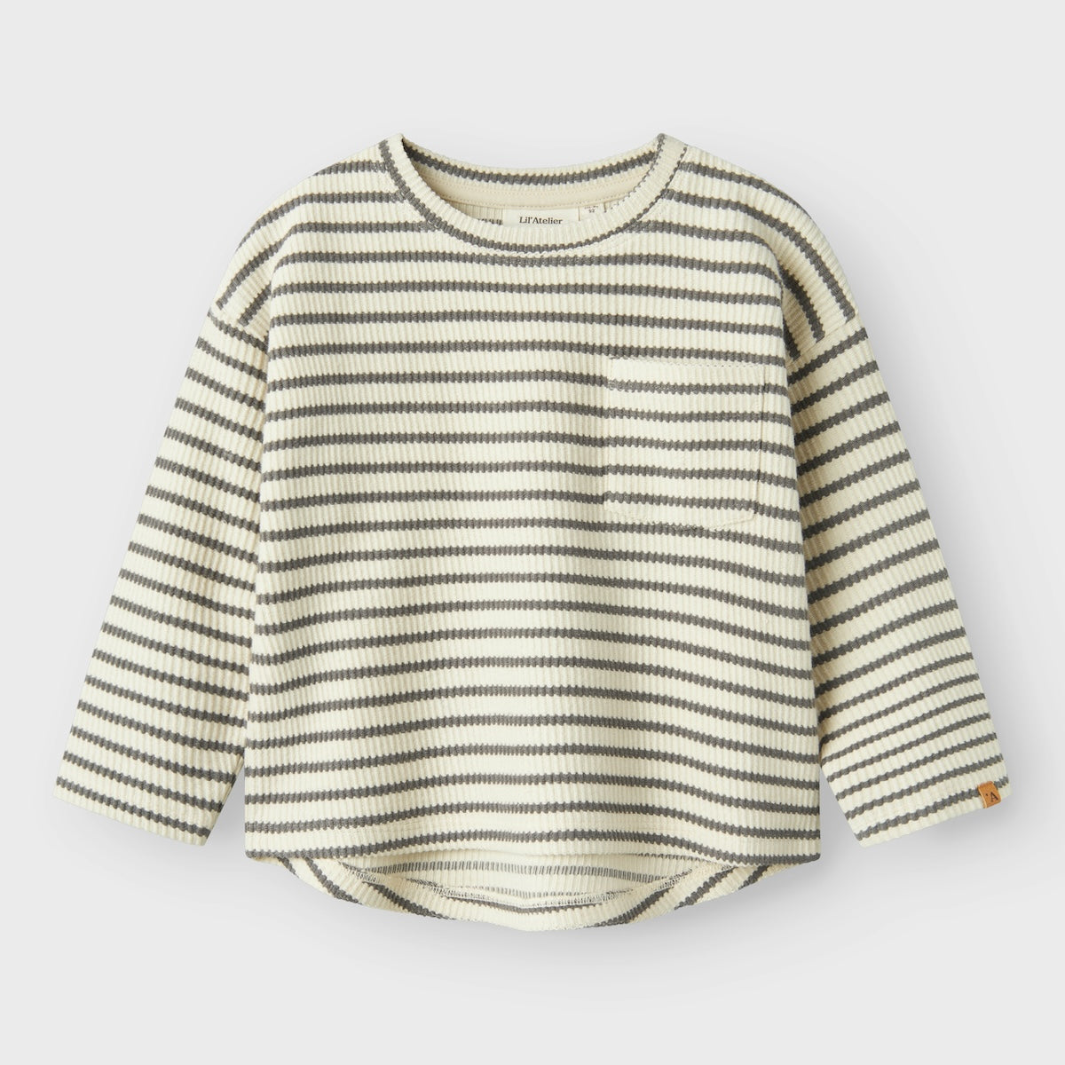 Een fijn t-shirt is altijd een goede basic om in de kast te hebben hangen van je kleintje. Dit lieve tadeo ls shirt in de kleur turtledove basic zit enorm comfortabel en ziet er ook nog eens heel hip uit! VanZus