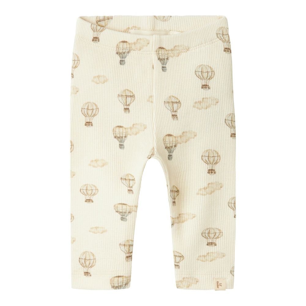 Hoe schattig is deze gavo slim legging in de kleur turtledove air balloon van het lieve merk Lil' Atlier?! Deze schattige legging is perfect voor je kleine spruit en wil je het liefst elke dag aandoen bij je kleintje, zo leuk is hij! VanZus