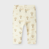 Hoe schattig is deze gavo slim legging in de kleur turtledove air balloon van het lieve merk Lil' Atlier?! Deze schattige legging is perfect voor je kleine spruit en wil je het liefst elke dag aandoen bij je kleintje, zo leuk is hij! VanZus