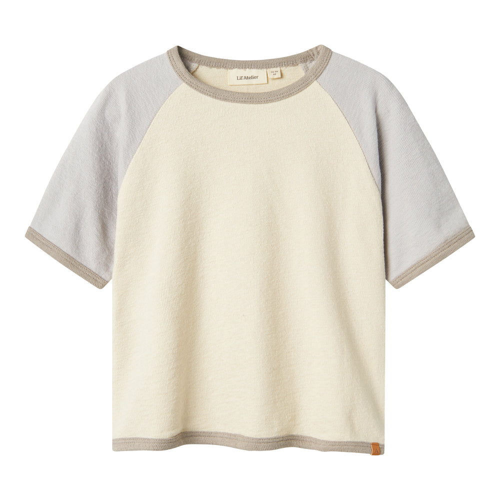 Hoe tof is dit nunan shirt van het merk Lil' Atelier?! Dit leuke shirt zit enorm comfortabel, maar zorgt ook voor een hippe look en ziet er heel stoer uit! Het is de ideale basic voor in elke kinderkledingkast! VanZus