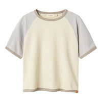 Hoe tof is dit nunan shirt van het merk Lil' Atelier?! Dit leuke shirt zit enorm comfortabel, maar zorgt ook voor een hippe look en ziet er heel stoer uit! Het is de ideale basic voor in elke kinderkledingkast! VanZus