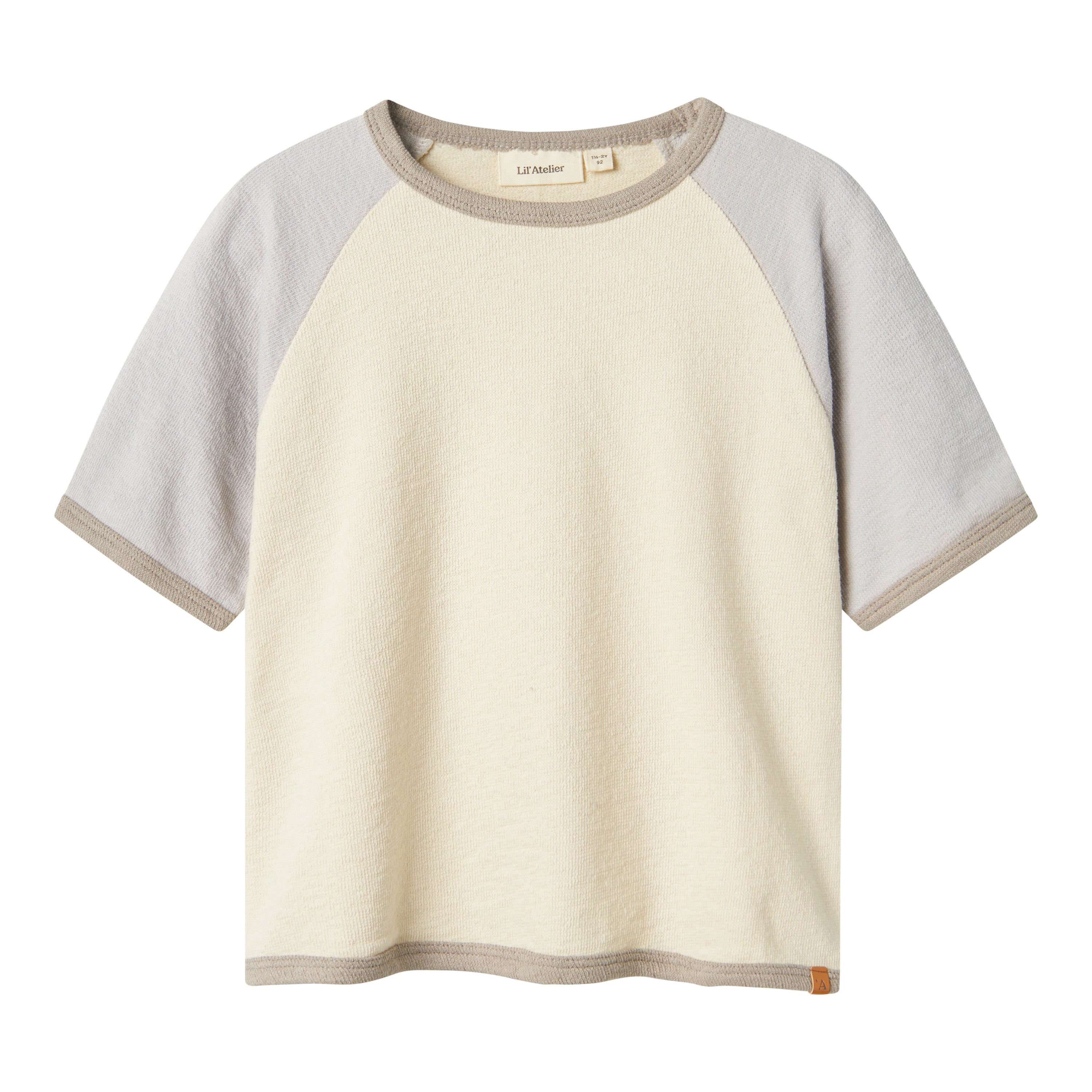 Hoe tof is dit nunan shirt van het merk Lil' Atelier?! Dit leuke shirt zit enorm comfortabel, maar zorgt ook voor een hippe look en ziet er heel stoer uit! Het is de ideale basic voor in elke kinderkledingkast! VanZus