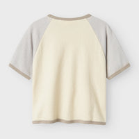 Hoe tof is dit nunan shirt van het merk Lil' Atelier?! Dit leuke shirt zit enorm comfortabel, maar zorgt ook voor een hippe look en ziet er heel stoer uit! Het is de ideale basic voor in elke kinderkledingkast! VanZus