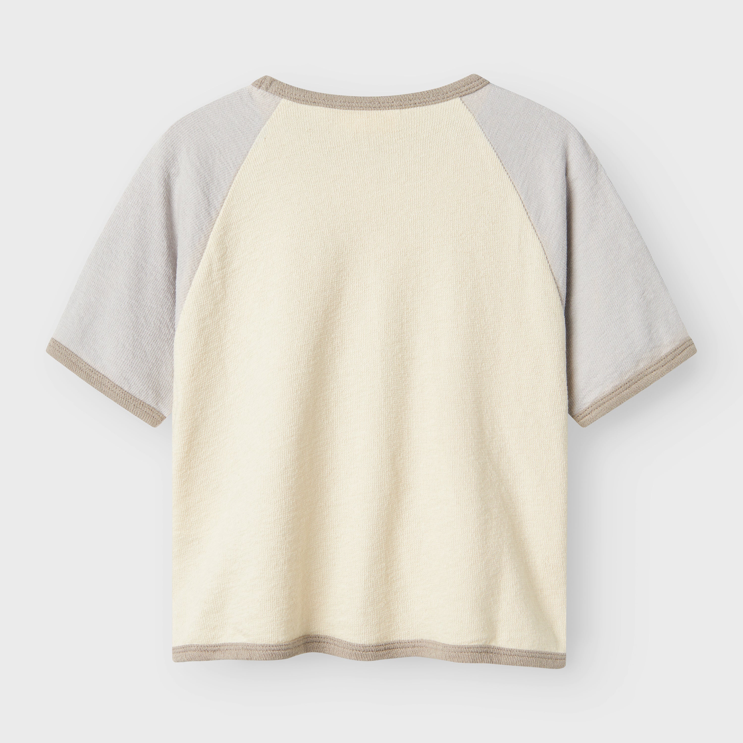Hoe tof is dit nunan shirt van het merk Lil' Atelier?! Dit leuke shirt zit enorm comfortabel, maar zorgt ook voor een hippe look en ziet er heel stoer uit! Het is de ideale basic voor in elke kinderkledingkast! VanZus