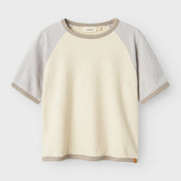 Hoe tof is dit nunan shirt van het merk Lil' Atelier?! Dit leuke shirt zit enorm comfortabel, maar zorgt ook voor een hippe look en ziet er heel stoer uit! Het is de ideale basic voor in elke kinderkledingkast! VanZus