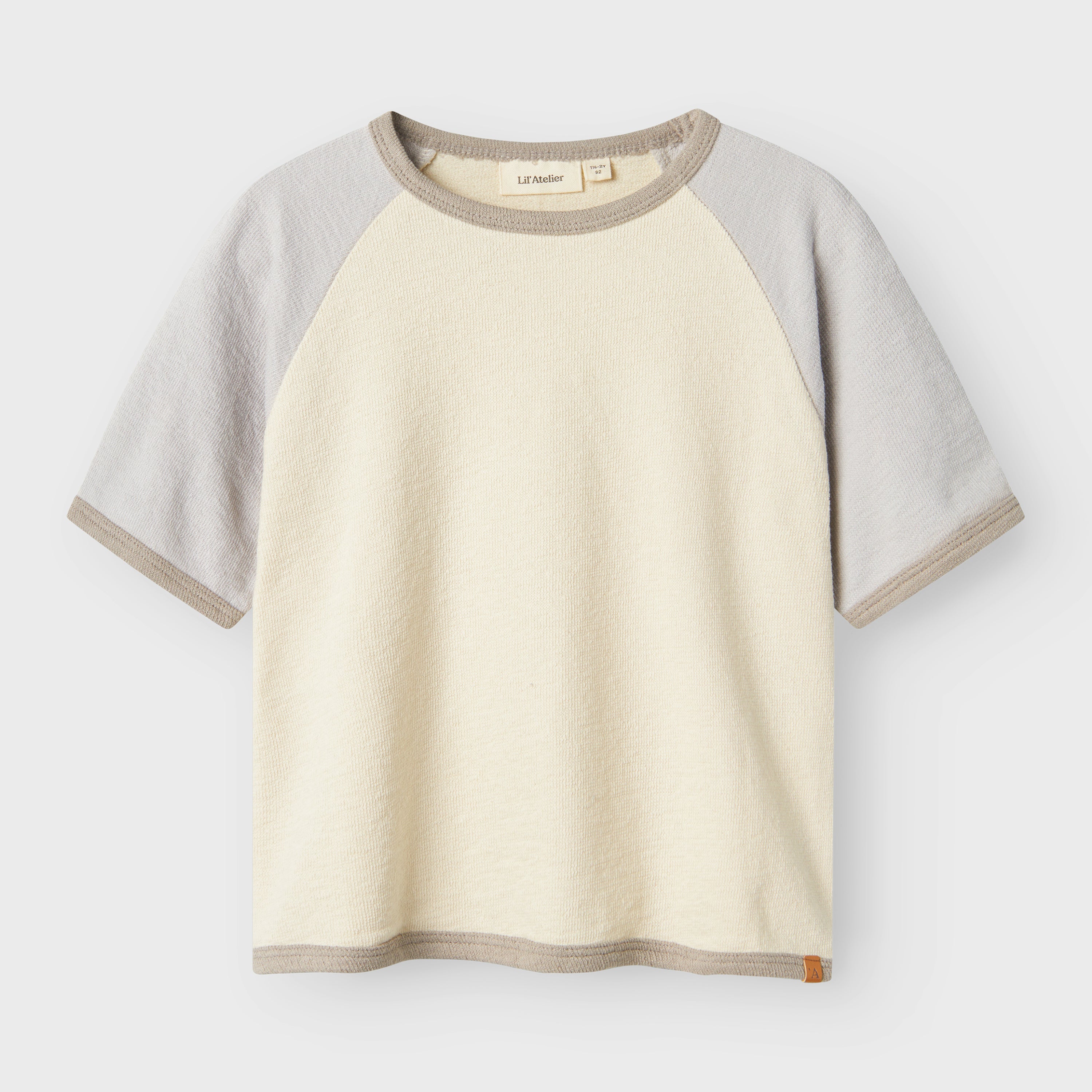 Hoe tof is dit nunan shirt van het merk Lil' Atelier?! Dit leuke shirt zit enorm comfortabel, maar zorgt ook voor een hippe look en ziet er heel stoer uit! Het is de ideale basic voor in elke kinderkledingkast! VanZus