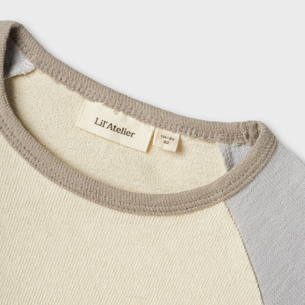 Hoe tof is dit nunan shirt van het merk Lil' Atelier?! Dit leuke shirt zit enorm comfortabel, maar zorgt ook voor een hippe look en ziet er heel stoer uit! Het is de ideale basic voor in elke kinderkledingkast! VanZus
