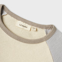 Hoe tof is dit nunan shirt van het merk Lil' Atelier?! Dit leuke shirt zit enorm comfortabel, maar zorgt ook voor een hippe look en ziet er heel stoer uit! Het is de ideale basic voor in elke kinderkledingkast! VanZus