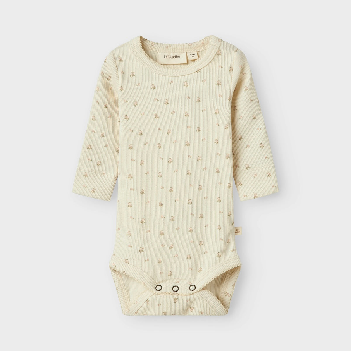 Hoe enorm schattig is dit rompertje in de kleur turtledove flower van het lieve merk Lil' Atelier?! Dit schattige rompertje is perfect voor je baby en wil je het liefst elke dag aandoen bij je kleintje, zo leuk is hij! Deze romper met lange mouwen is voorzien van een te lieve print van bloemetjes! VanZus