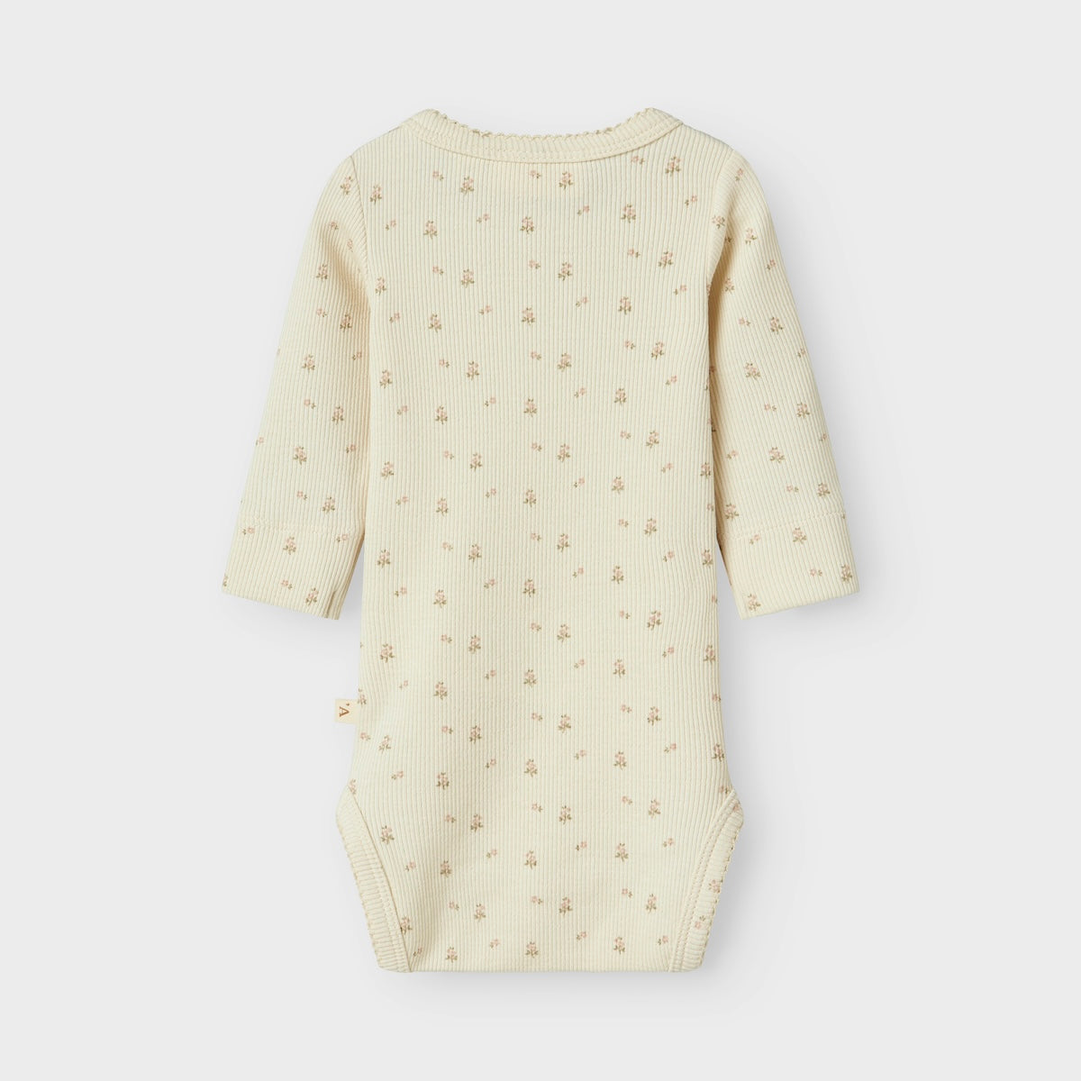 Hoe enorm schattig is dit rompertje in de kleur turtledove flower van het lieve merk Lil' Atelier?! Dit schattige rompertje is perfect voor je baby en wil je het liefst elke dag aandoen bij je kleintje, zo leuk is hij! Deze romper met lange mouwen is voorzien van een te lieve print van bloemetjes! VanZus