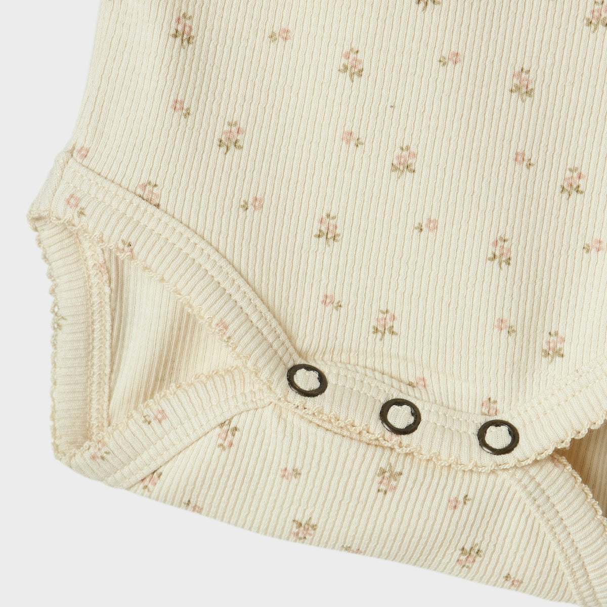 Hoe enorm schattig is dit rompertje in de kleur turtledove flower van het lieve merk Lil' Atelier?! Dit schattige rompertje is perfect voor je baby en wil je het liefst elke dag aandoen bij je kleintje, zo leuk is hij! Deze romper met lange mouwen is voorzien van een te lieve print van bloemetjes! VanZus