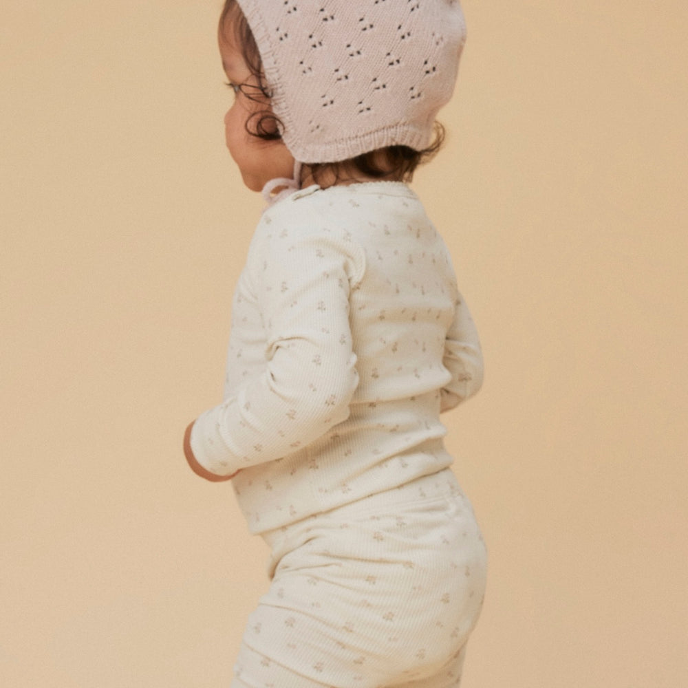 Hoe enorm schattig is dit rompertje in de kleur turtledove flower van het lieve merk Lil' Atelier?! Dit schattige rompertje is perfect voor je baby en wil je het liefst elke dag aandoen bij je kleintje, zo leuk is hij! Deze romper met lange mouwen is voorzien van een te lieve print van bloemetjes! VanZus