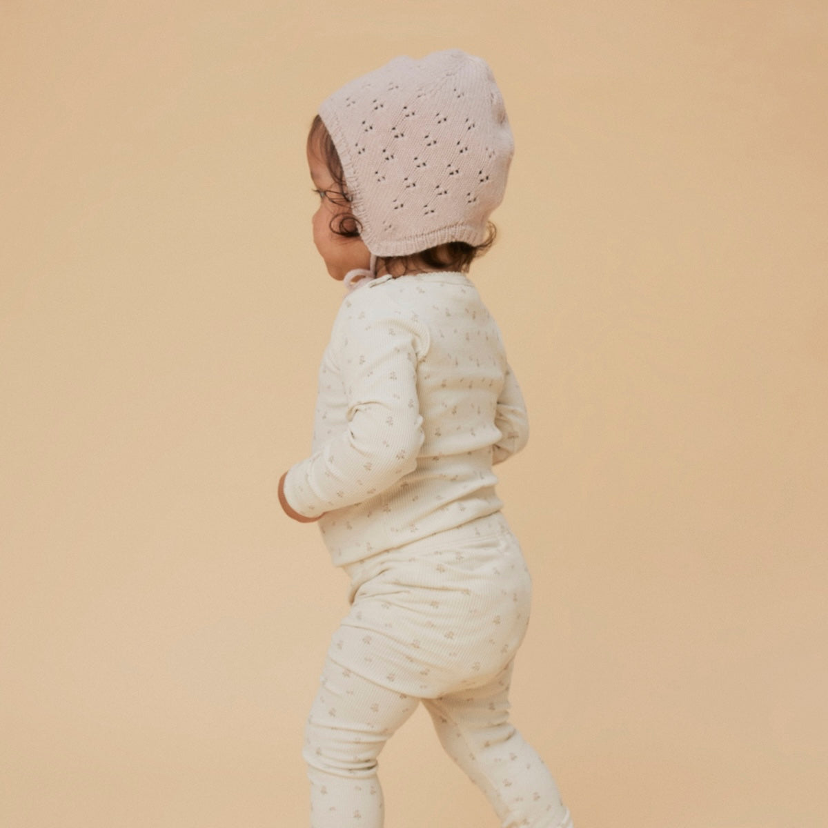 Hoe enorm schattig is dit rompertje in de kleur turtledove flower van het lieve merk Lil' Atelier?! Dit schattige rompertje is perfect voor je baby en wil je het liefst elke dag aandoen bij je kleintje, zo leuk is hij! Deze romper met lange mouwen is voorzien van een te lieve print van bloemetjes! VanZus