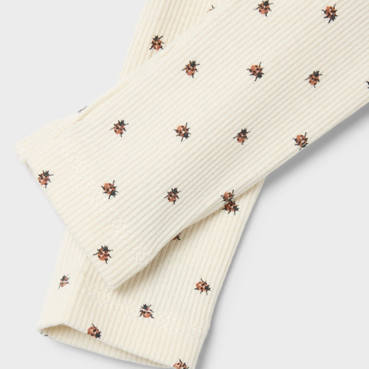 Hoe schattig is deze legging in de kleur turtledove ladybug van het lieve merk Lil' Atelier?! Deze schattige legging is perfect voor je kleine spruit en wil je het liefst elke dag aandoen bij je kleintje, zo leuk is hij! VanZus