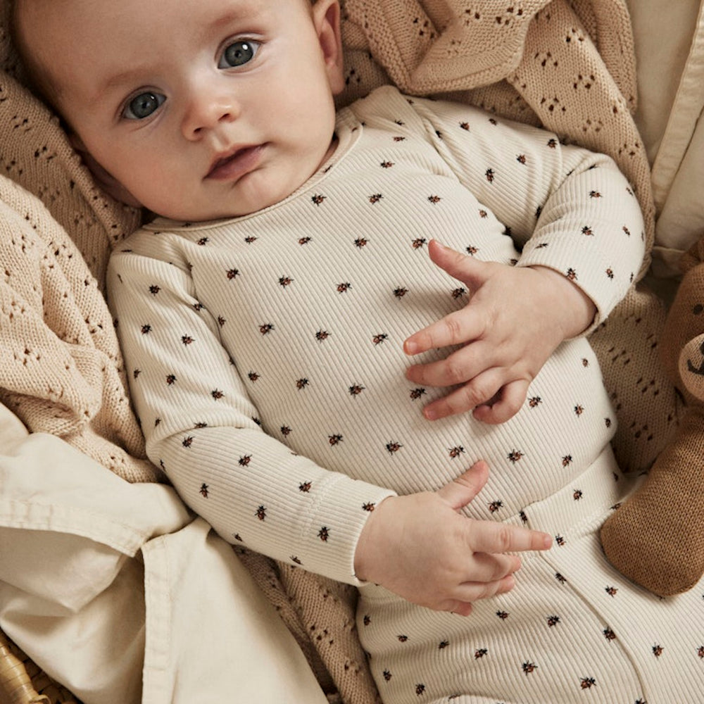 Hoe schattig is deze legging in de kleur turtledove ladybug van het lieve merk Lil' Atelier?! Deze schattige legging is perfect voor je kleine spruit en wil je het liefst elke dag aandoen bij je kleintje, zo leuk is hij! VanZus