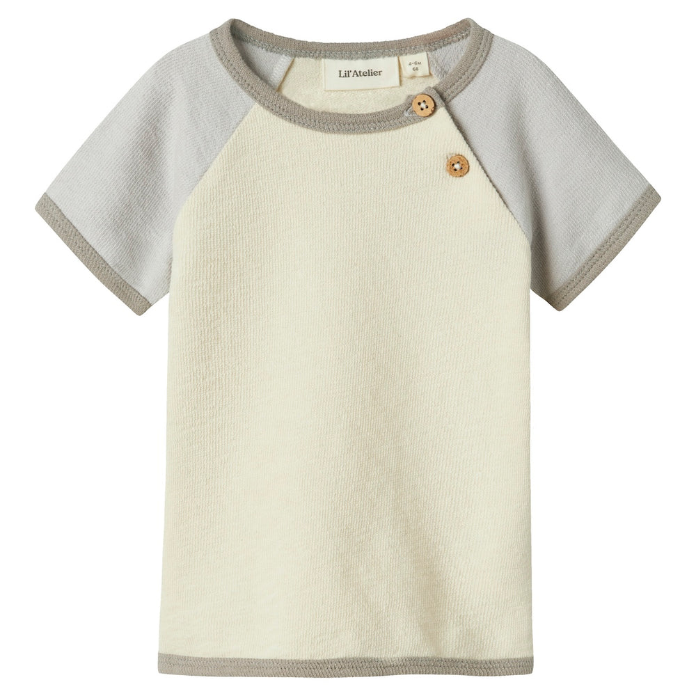 Hoe tof is dit baby nunan lange mouwen shirt turtledove van het merk Lil' Atelier?! Dit leuke shirt zit enorm comfortabel, maar zorgt ook voor een hippe look en ziet er heel stoer uit! Het is de ideale basic voor in elke kinderkledingkast! VanZus