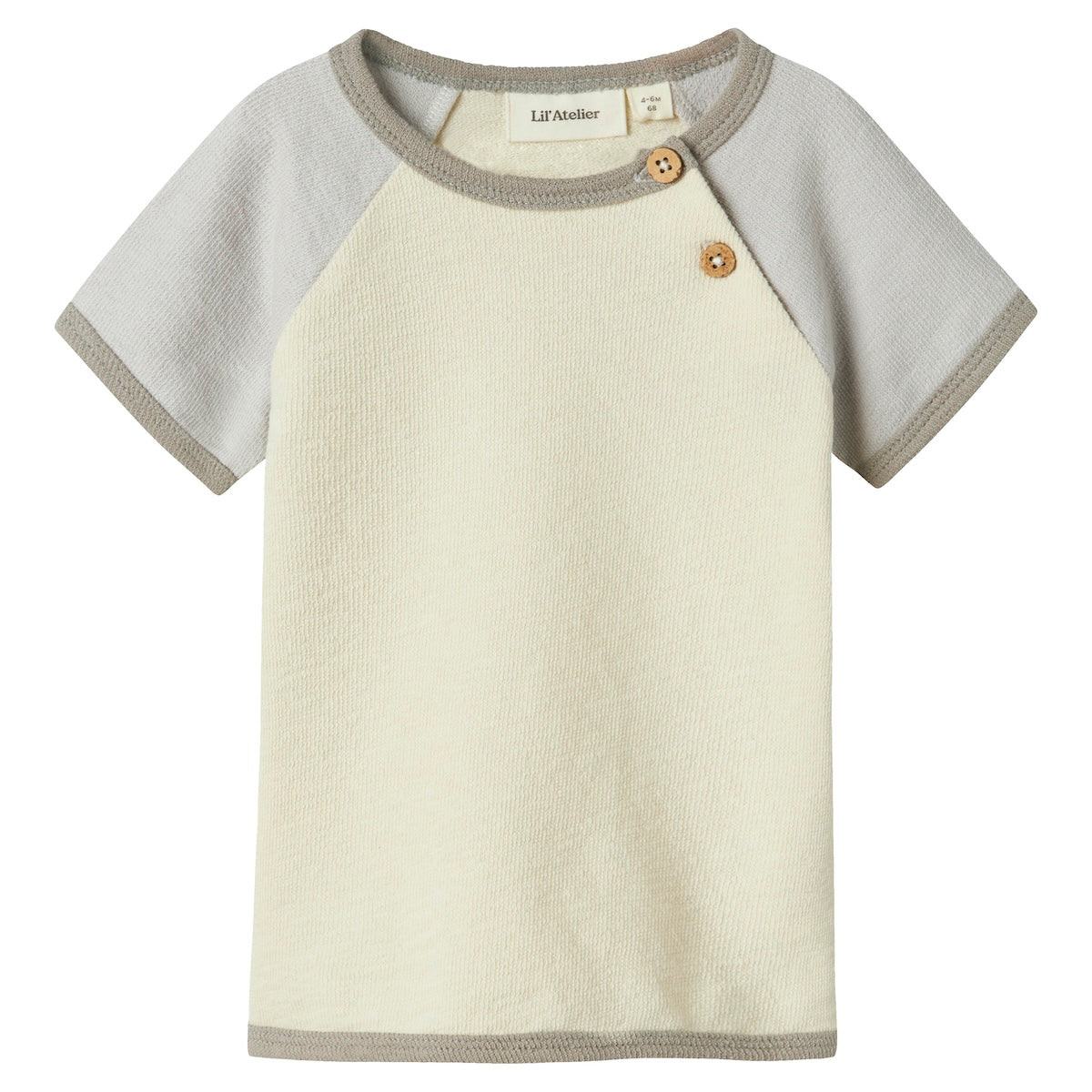 Hoe tof is dit baby nunan lange mouwen shirt turtledove van het merk Lil' Atelier?! Dit leuke shirt zit enorm comfortabel, maar zorgt ook voor een hippe look en ziet er heel stoer uit! Het is de ideale basic voor in elke kinderkledingkast! VanZus