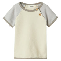 Hoe tof is dit baby nunan lange mouwen shirt turtledove van het merk Lil' Atelier?! Dit leuke shirt zit enorm comfortabel, maar zorgt ook voor een hippe look en ziet er heel stoer uit! Het is de ideale basic voor in elke kinderkledingkast! VanZus