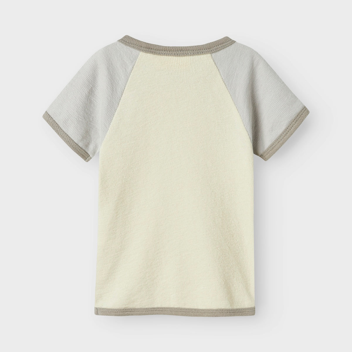 Hoe tof is dit baby nunan lange mouwen shirt turtledove van het merk Lil' Atelier?! Dit leuke shirt zit enorm comfortabel, maar zorgt ook voor een hippe look en ziet er heel stoer uit! Het is de ideale basic voor in elke kinderkledingkast! VanZus