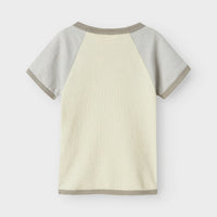 Hoe tof is dit baby nunan lange mouwen shirt turtledove van het merk Lil' Atelier?! Dit leuke shirt zit enorm comfortabel, maar zorgt ook voor een hippe look en ziet er heel stoer uit! Het is de ideale basic voor in elke kinderkledingkast! VanZus