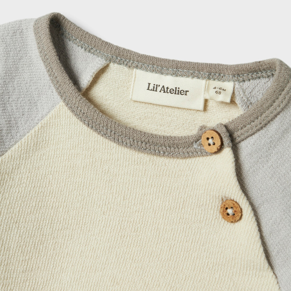Hoe tof is dit baby nunan lange mouwen shirt turtledove van het merk Lil' Atelier?! Dit leuke shirt zit enorm comfortabel, maar zorgt ook voor een hippe look en ziet er heel stoer uit! Het is de ideale basic voor in elke kinderkledingkast! VanZus