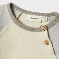 Hoe tof is dit baby nunan lange mouwen shirt turtledove van het merk Lil' Atelier?! Dit leuke shirt zit enorm comfortabel, maar zorgt ook voor een hippe look en ziet er heel stoer uit! Het is de ideale basic voor in elke kinderkledingkast! VanZus