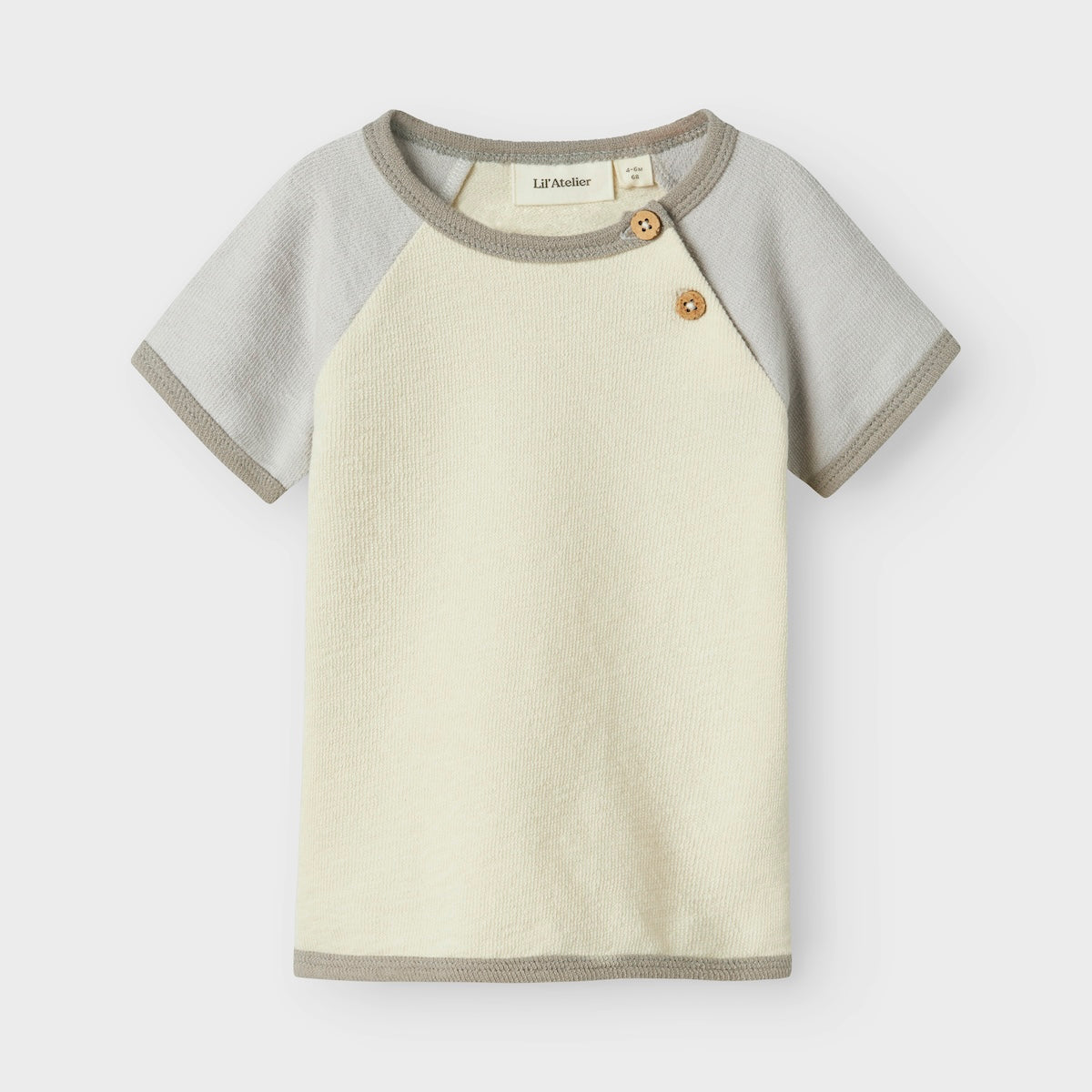 Hoe tof is dit baby nunan lange mouwen shirt turtledove van het merk Lil' Atelier?! Dit leuke shirt zit enorm comfortabel, maar zorgt ook voor een hippe look en ziet er heel stoer uit! Het is de ideale basic voor in elke kinderkledingkast! VanZus